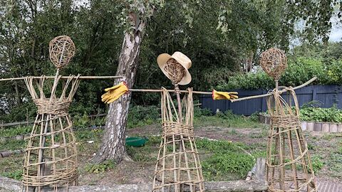 willow scarecrow weaving